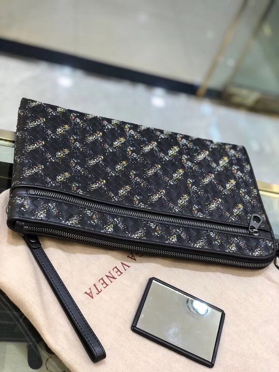 Tire cowhide   Luxury handmade seamless weaving Counter-original gunmetal color accessories    Strong business breath Low-profile  The more the leather is used, the more it oils and shines    Multi-compartments Brand-new