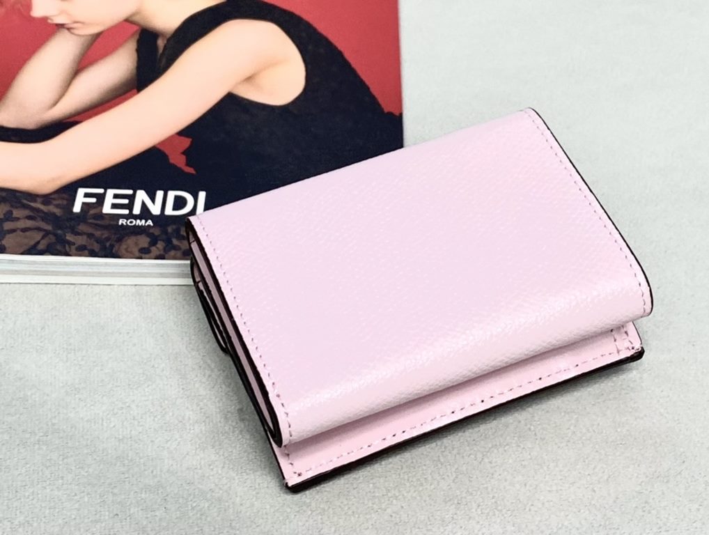 FENDI small flat wallet with double opening for use, stylized with details in the shape of the latest logo F. size 9.5 x 7 x 2 cm - (box gift bag)Model No. 0261