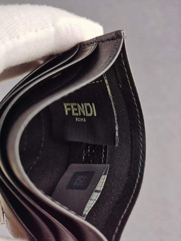 Brand FENDIStyle Card CaseItem No. 2020568Color Black White IronMaterial imported nappa leatherSize 10.59FENDI short clip card bag Introduction 20 years of spring and summer of the latest handbag, using the first layer o