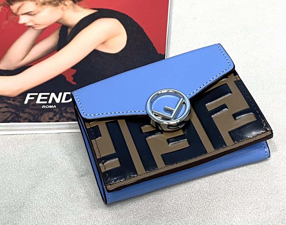 FENDI small flat wallet with double opening for use, stylized with details in the shape of the latest logo F. size 9.5 x 7 x 2 cm - (box gift bag)Model No. 0261