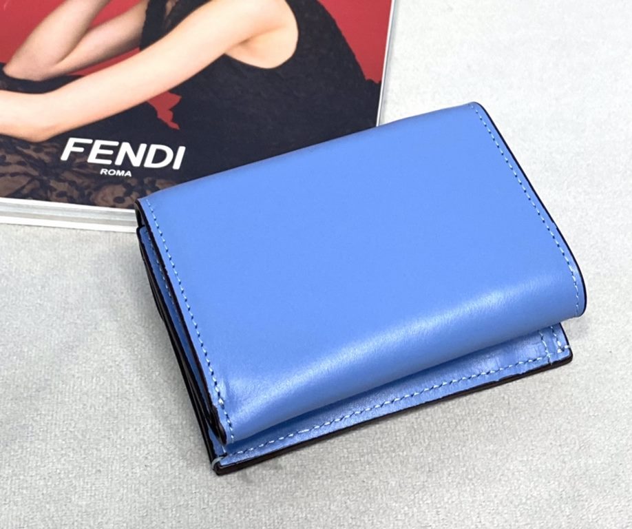 FENDI small flat wallet with double opening for use, stylized with details in the shape of the latest logo F. size 9.5 x 7 x 2 cm - (box gift bag)Model No. 0261