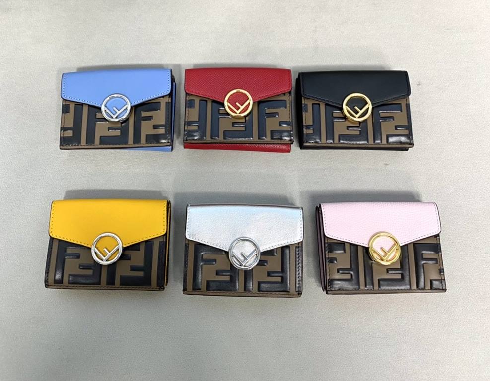 FENDI small flat wallet with double opening for use, stylized with details in the shape of the latest logo F. size 9.5 x 7 x 2 cm - (box gift bag)Model No. 0261