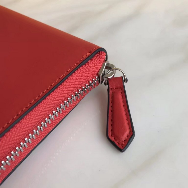 Newly designed small   leather zipper clip, snap button decorated with conical rivets and metal rings, the interior with two crotch compartments, a zipper pocket, ten card slots, decorated with the letter f more perfect 