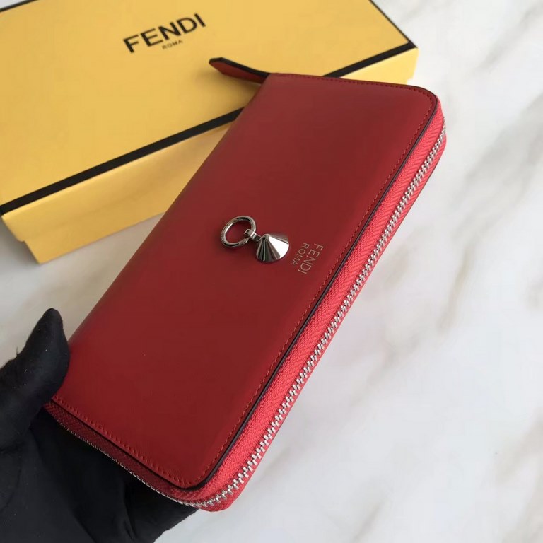 Newly designed small   leather zipper clip, snap button decorated with conical rivets and metal rings, the interior with two crotch compartments, a zipper pocket, ten card slots, decorated with the letter f more perfect 