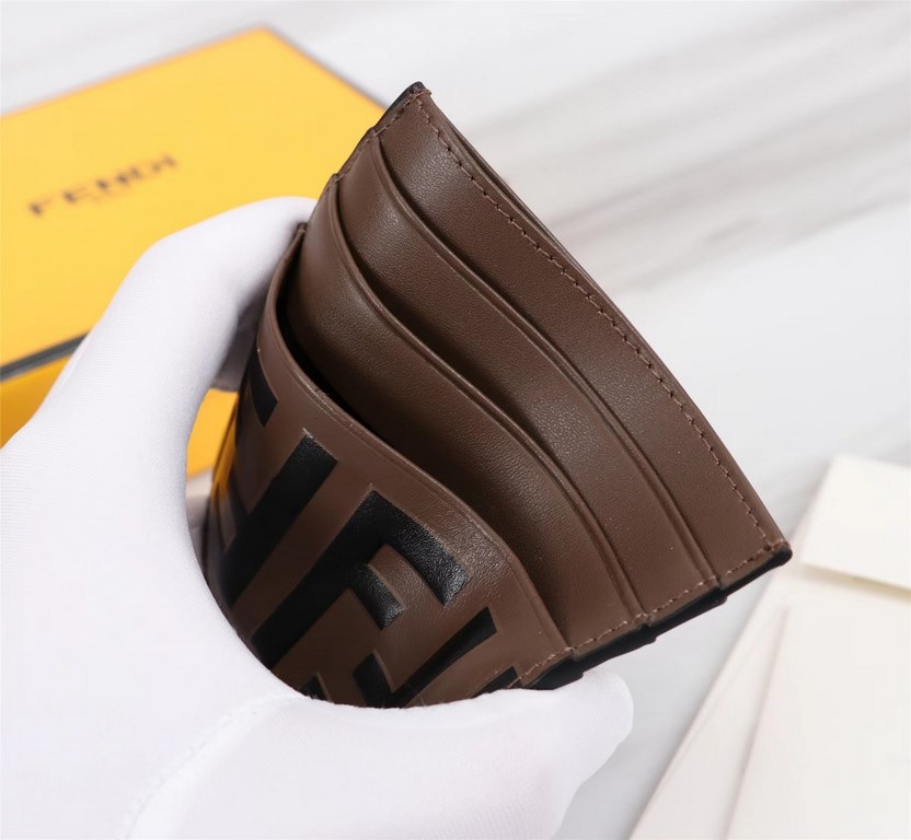 Brand FENDIStyle Card case with silkscreen imprintItem No. 2020568Color BrownMaterial imported nappa leatherSize 10.59FENDI short clip card bag Introduction the latest spring and summer card bag, using the first layer of