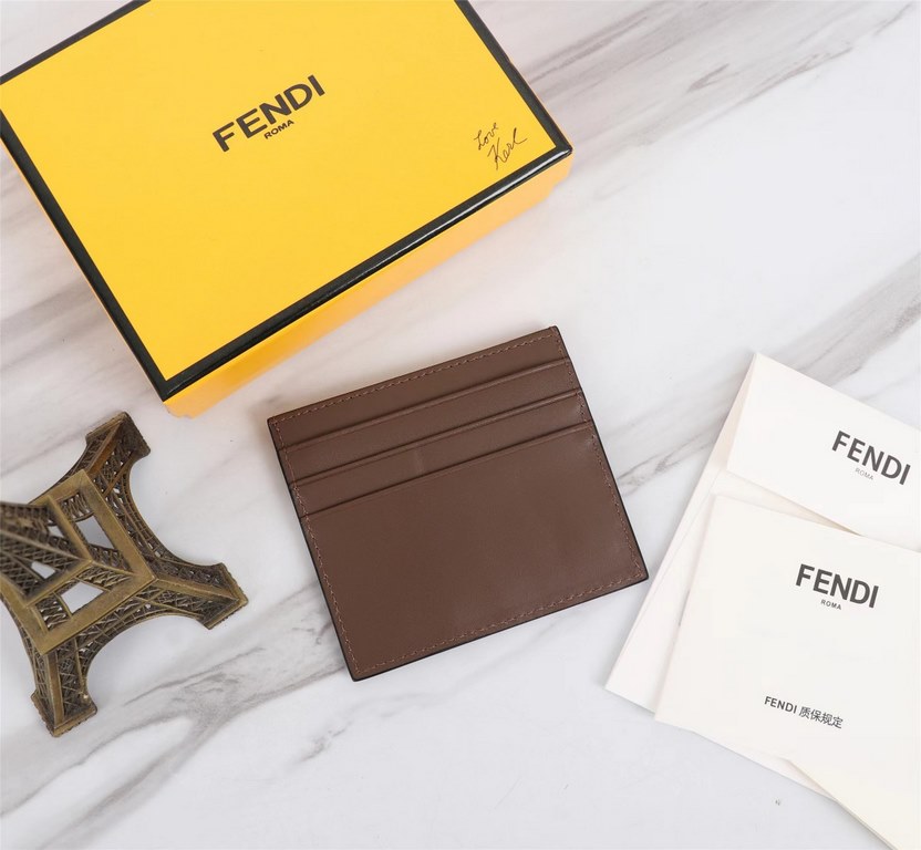 Brand FENDIStyle Card case with silkscreen imprintItem No. 2020568Color BrownMaterial imported nappa leatherSize 10.59FENDI short clip card bag Introduction the latest spring and summer card bag, using the first layer of