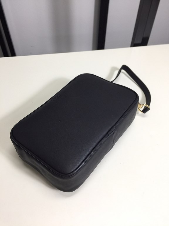 Men's Clutch  BlackImported Italian first layer original leather Hardware latest 3D effect Let you dazzle  Space is strong enough  , Size 23cm16cm6cm