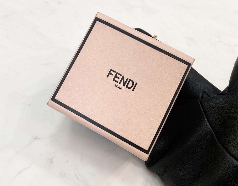 Wow even ~ small box series of new super cute style can be casually with or as a pendant full leather production of high-level sense of call out ~!Model No.70310 PinkSize8x6x8cm