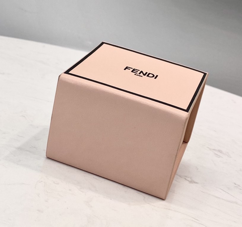 Wow even ~ small box series of new super cute style can be casually with or as a pendant full leather production of high-level sense of call out ~!Model No.70310 PinkSize8x6x8cm