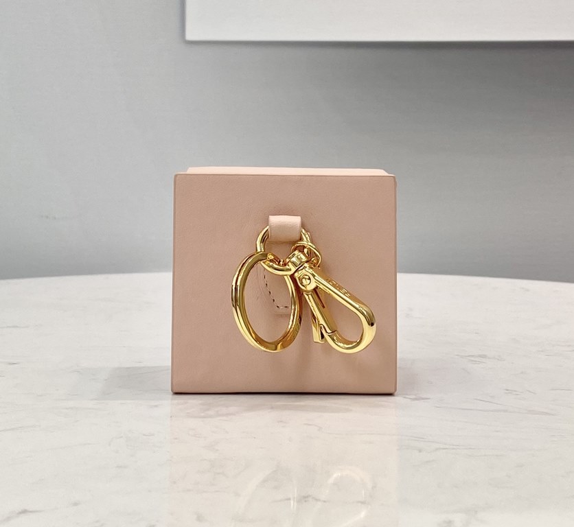 Wow even ~ small box series of new super cute style can be casually with or as a pendant full leather production of high-level sense of call out ~!Model No.70310 PinkSize8x6x8cm