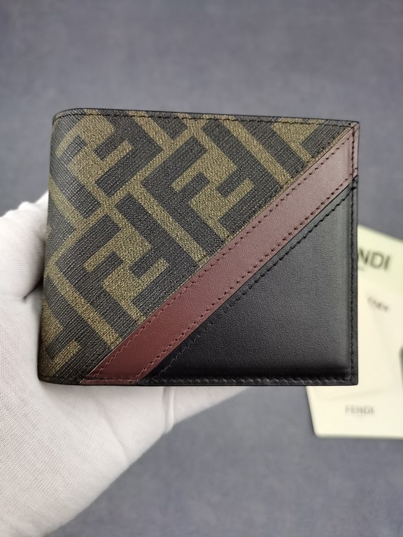 Brand FENDIStyle PVC Brown ClipItem No. 968568Color BrownSize 129.52Material large surface with imported first layer of Napa cowhide   double letters PVC, lined with black sheepskin, delicate feelFENDI short clip wallet 