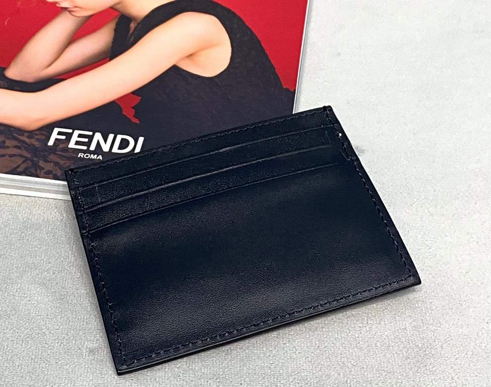 FENDI calf leather flat card holder, chic new F logo done in metal pattern, center compartment and 6 card slots. (Box gift bag)Model No. 0173