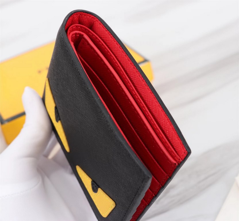 Brand FENDIStyle Crosshatch Yellow ClipItem No. 968568Color black   egg yolkSize 129.52Material imported cross grain cowhide on the surface, red microfiber lining, delicate feelFENDI short clip wallet Introduction the la