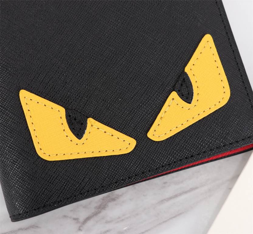 Brand FENDIStyle Crosshatch Yellow ClipItem No. 968568Color black   egg yolkSize 129.52Material imported cross grain cowhide on the surface, red microfiber lining, delicate feelFENDI short clip wallet Introduction the la