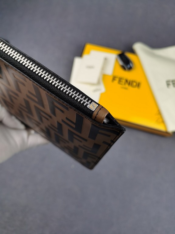 Brand FENDIDescription silk-screened steel handbagItem No. 168568Color BrownSize 30202Material imported nappa leather  FENDI pouch Fendi handbag   super explosive models come to pull, the first layer of imported Napa cow