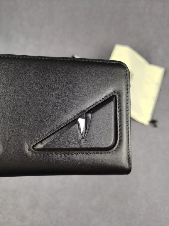 Brand FENDIStyle Black Eye Single PullItem No. 868568Color BlackSize 19.510.53Material Imported head layer nappa cowhide for the big side, black sheepskin for the lining, delicate feelFENDI zipper wallet Introduction spr