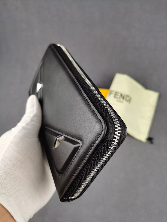 Brand FENDIStyle Black Eye Single PullItem No. 868568Color BlackSize 19.510.53Material Imported head layer nappa cowhide for the big side, black sheepskin for the lining, delicate feelFENDI zipper wallet Introduction spr