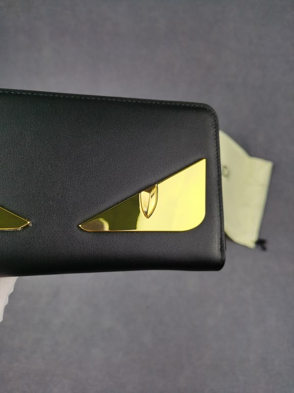 Brand FENDIStyle Single Pull with Gold Iron PieceItem No. 868568Color black golden ironSize 19.510.53Material imported head layer nappa cowhide on the surface, black sheepskin lining, delicate feelFENDI zipper wallet Int