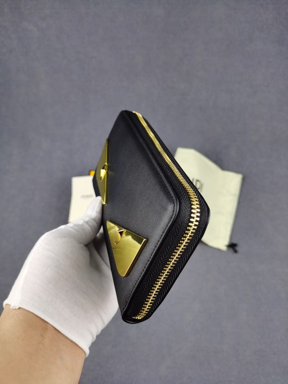 Brand FENDIStyle Single Pull with Gold Iron PieceItem No. 868568Color black golden ironSize 19.510.53Material imported head layer nappa cowhide on the surface, black sheepskin lining, delicate feelFENDI zipper wallet Int