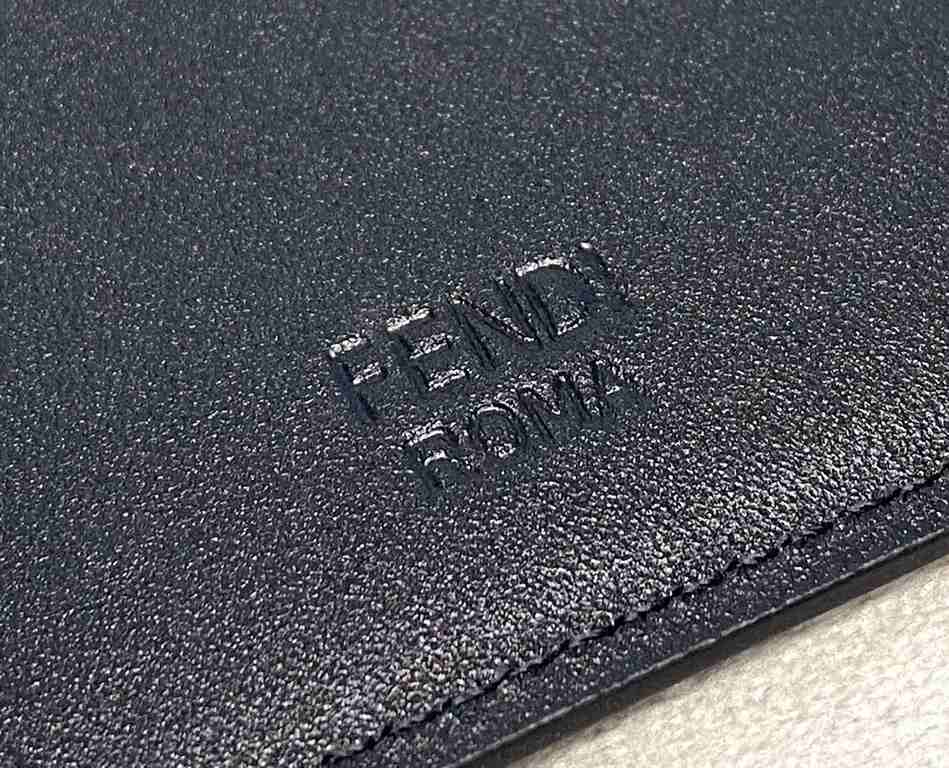 F Family 0234SL9 card holder in calf leather with three layers. Palladium finish and metal appliqués inspired by the speechless expression. Slim and compact, easy to carry. (Boxed gift bag)