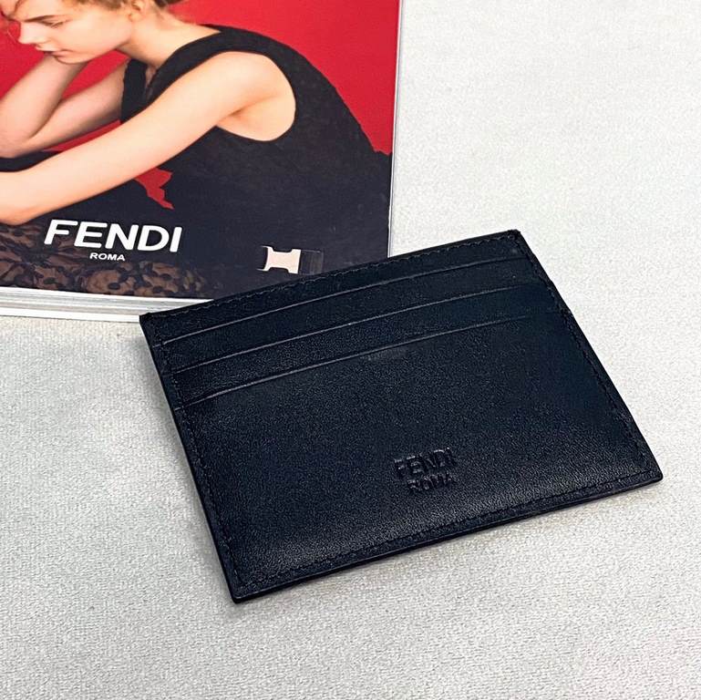 F Family 0234SL9 card holder in calf leather with three layers. Palladium finish and metal appliqués inspired by the speechless expression. Slim and compact, easy to carry. (Boxed gift bag)