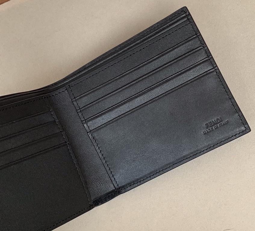 Folding wallet in calfskin leather with metal appliqué speechless emoticon, eight card slots and two cash compartments.