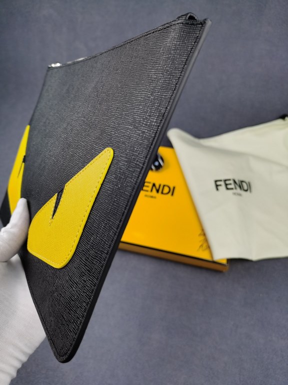 Brand FENDIModel Crossbody Yellow Sticker ClutchItem No. 168568Color Black   Egg YolkSize 30202Material imported cross grain cowhide leather  FENDI pouch Fendi handbag   super explosive models come to pull, head layer im