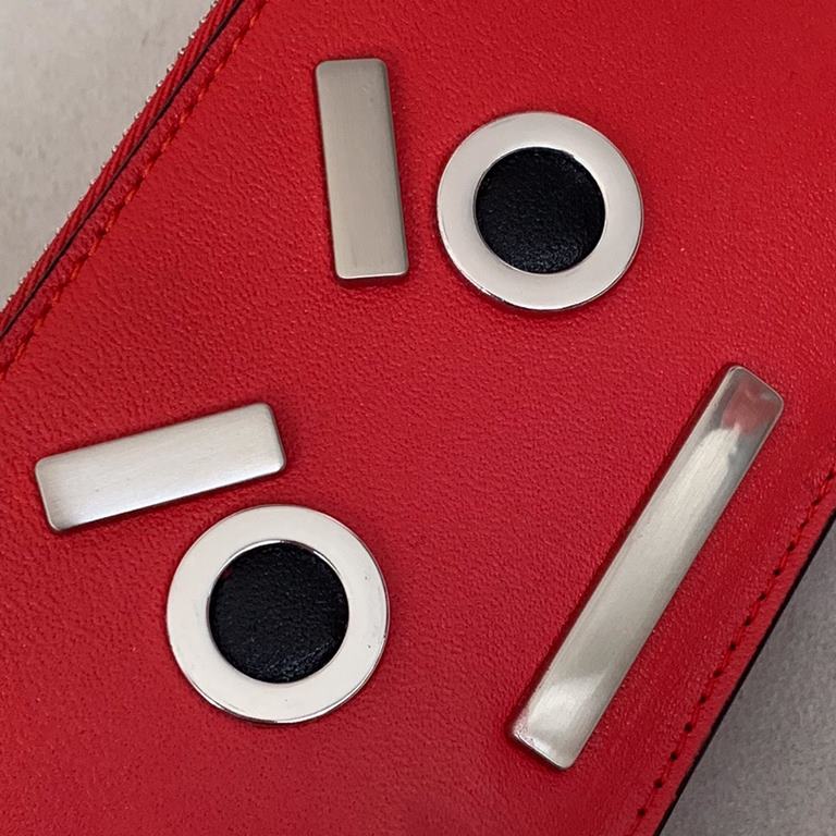 A three-layer card holder in calfskin leather, decorated with a coin purse and metal appliqués inspired by the speechless emoji, it is slim and compact and easy to carry.