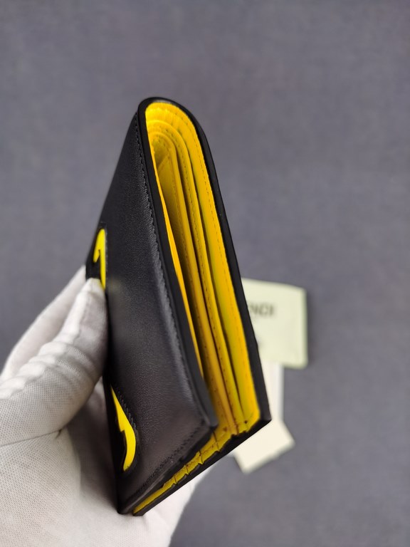 Brand FENDIStyle Yellow F ClipItem No. 968568Color black   lemon yellowSize 129.52Material large surface with imported first layer of Napa cowhide, lining with yellow sheepskin, feel delicateFENDI short clip wallet Intro