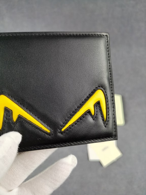 Brand FENDIStyle Yellow F ClipItem No. 968568Color black   lemon yellowSize 129.52Material large surface with imported first layer of Napa cowhide, lining with yellow sheepskin, feel delicateFENDI short clip wallet Intro