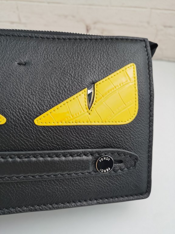 Brand FENDI FendiItem No. Men's Clutch Bag with Snake Print and Yellow StickerItem No. 768568Color black   egg yolkMaterial first layer imported Lychee grain cowhide leatherSize 23155F family fendi clutch bag in calf lea