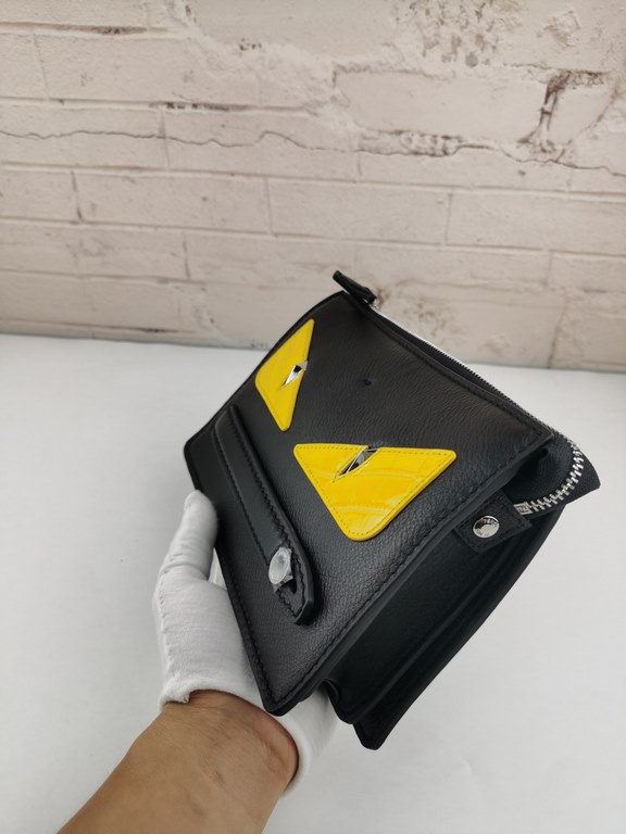 Brand FENDI FendiItem No. Men's Clutch Bag with Snake Print and Yellow StickerItem No. 768568Color black   egg yolkMaterial first layer imported Lychee grain cowhide leatherSize 23155F family fendi clutch bag in calf lea