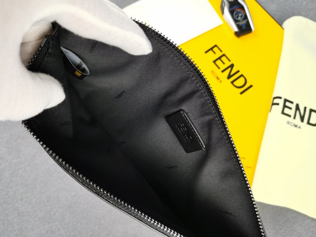 Brand FENDIModel Stamped ClutchItem No. 168568Color blackMaterial imported nappa leatherSize 30202  FENDI pouch Fendi handbag   super explosive models come to pull, the first layer of Napa cowhide hand-stitched fine meti