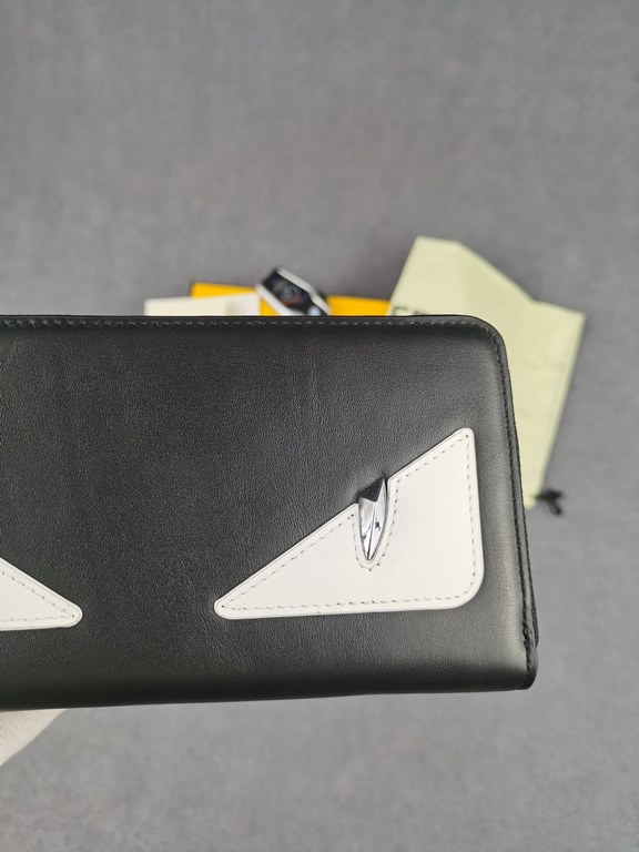 Brand FENDIStyle Single pull with white stickerItem No. 868568Color Black WhiteSize 19.510.53Material large surface with imported first layer Napa cowhide, lining with red sheepskin, feel delicateFENDI zipper wallet Intr