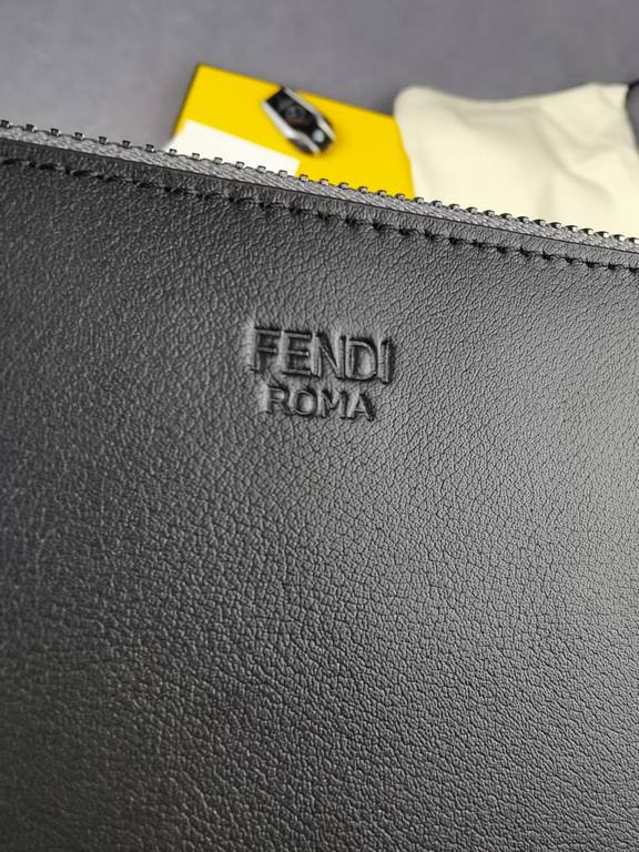 Brand FENDIDescription black and gray clutch bagItem No. 168568Color BlackSize 30202Material imported nappa leather  FENDI pouch Fendi handbag   super explosive models come to pull, the first layer of imported Napa cowhi