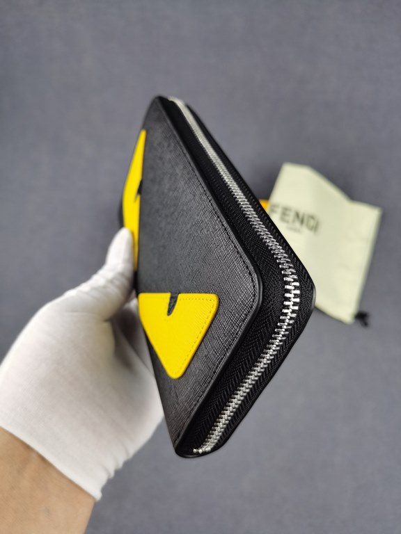 Brand FENDIStyle Cross-hatch yellow single-pullItem No. 868568Color black   egg yolkSize 19.510.53Material imported cross grain cowhide leather, red microfiber lining, delicate feelFENDI zipper wallet Introduction the la