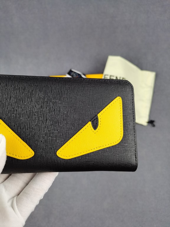 Brand FENDIStyle Cross-hatch yellow single-pullItem No. 868568Color black   egg yolkSize 19.510.53Material imported cross grain cowhide leather, red microfiber lining, delicate feelFENDI zipper wallet Introduction the la