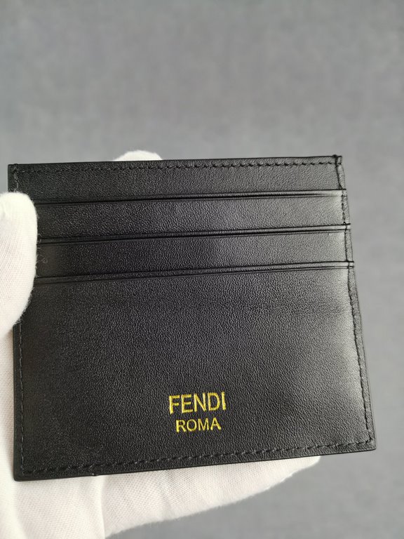 Brand FENDI FendiStyle Card CaseItem No. 2020568Color BlackMaterial First layer imported nappa cow leatherSize 10.59FENDI short clip card bag Introduction 20 years of spring and summer of the latest handbag, using the fi