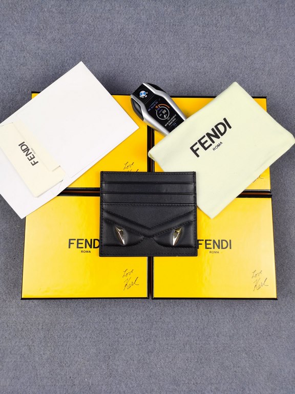 Brand FENDI FendiStyle Card CaseItem No. 2020568Color BlackMaterial First layer imported nappa cow leatherSize 10.59FENDI short clip card bag Introduction 20 years of spring and summer of the latest handbag, using the fi