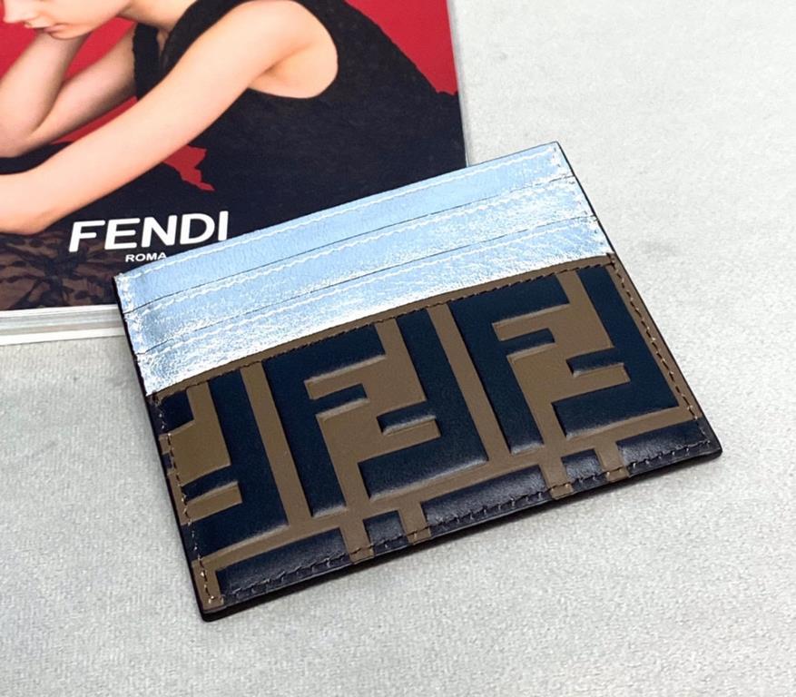 FENDI card holder in Roman cowhide leather with central compartment and 6 card slots, logo and nameplate on the inside. 10cm box with gift pouch.Model No. 0164