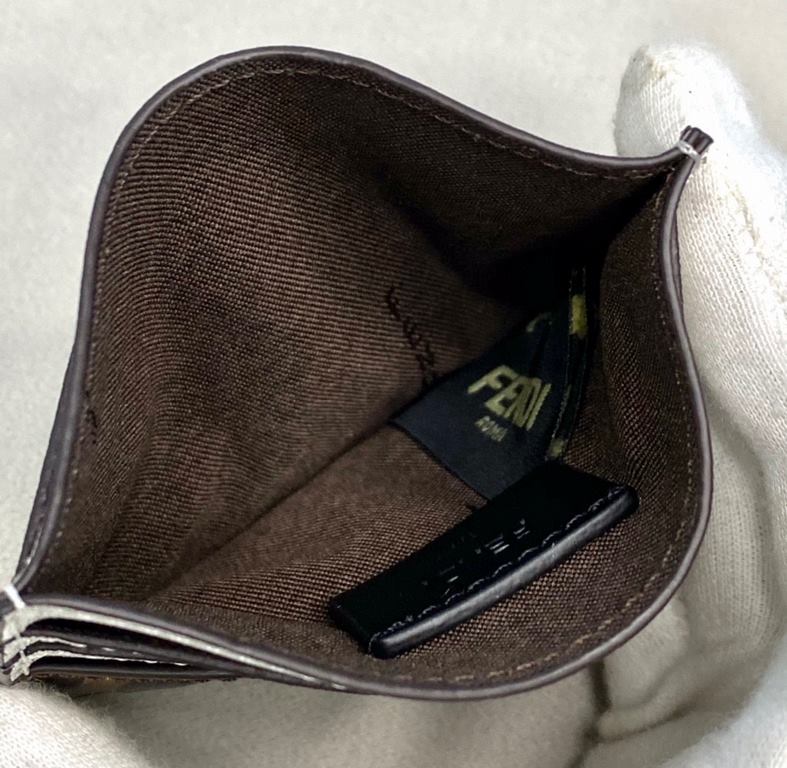 FENDI card holder in Roman cowhide leather with central compartment and 6 card slots, logo and nameplate on the inside. 10cm box with gift pouch.Model No. 0164