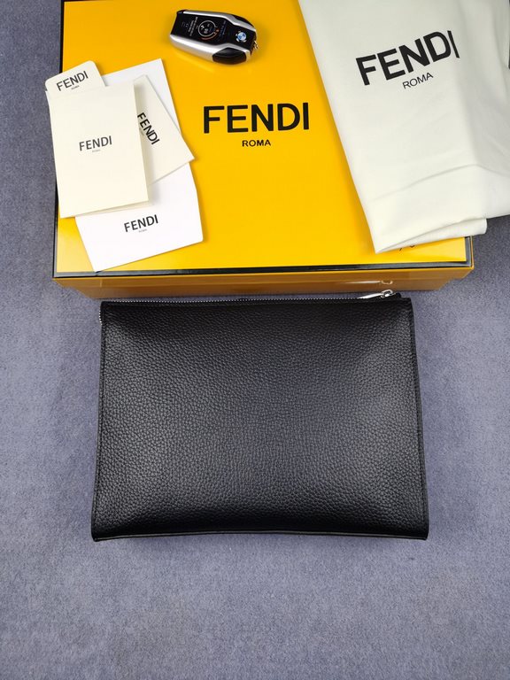 Brand FENDI FendiStyle Litchi spelling men's bagItem No. 368568Color blackMaterial first layer imported litchi grain cowhideSize 27205 FENDI upgraded version of the small monster men's men's bag, made of imported first l