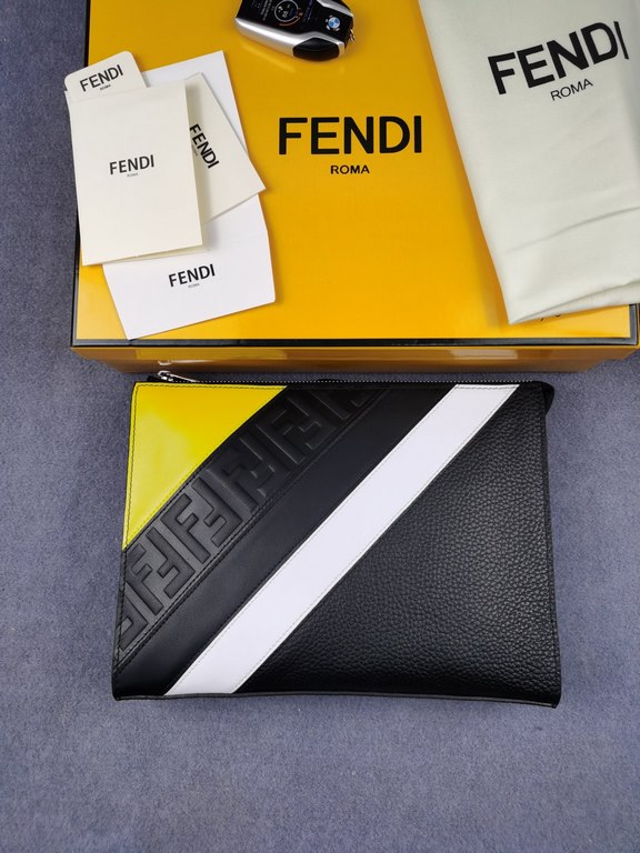 Brand FENDI FendiStyle Litchi spelling men's bagItem No. 368568Color blackMaterial first layer imported litchi grain cowhideSize 27205 FENDI upgraded version of the small monster men's men's bag, made of imported first l