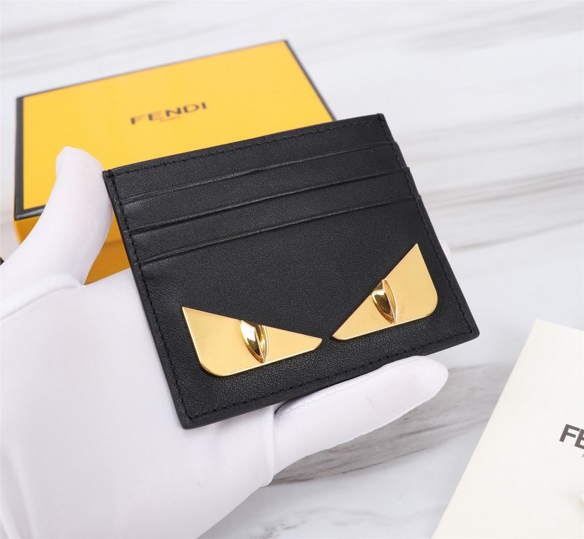 Brand FENDIStyle Card CaseItem No. 2020568Color Black Golden IronMaterial imported nappa cowhide leatherSize 10.59FENDI short clip card bag Introduction the latest spring and summer card bag, using the first layer of imp