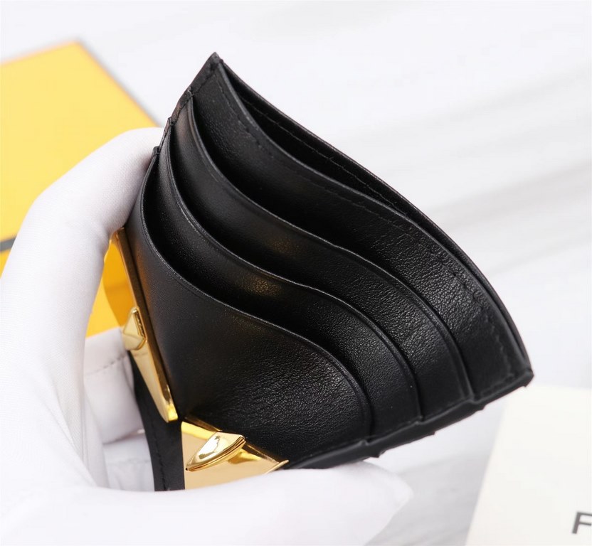 Brand FENDIStyle Card CaseItem No. 2020568Color Black Golden IronMaterial imported nappa cowhide leatherSize 10.59FENDI short clip card bag Introduction the latest spring and summer card bag, using the first layer of imp