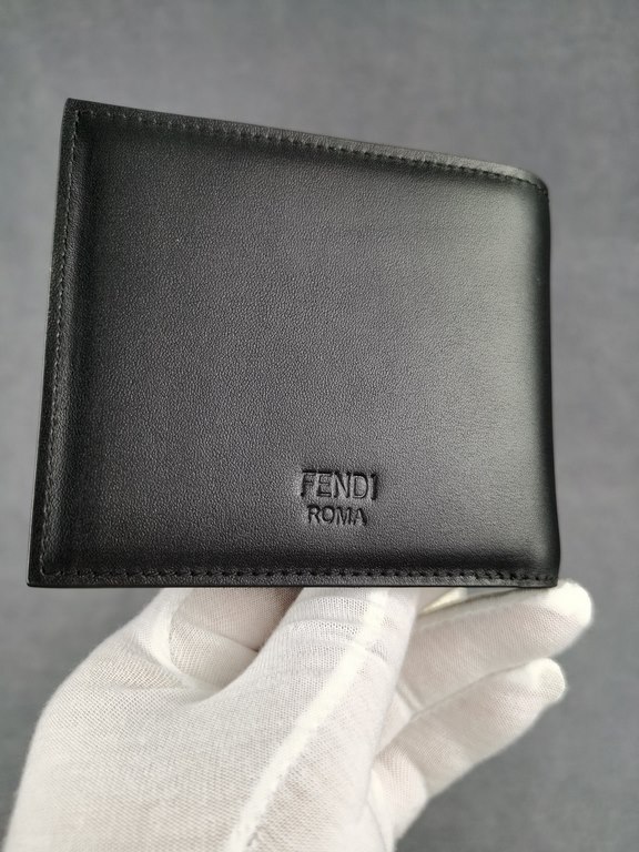 Brand FENDIStyle Black Eye ClipItem No. 968568Color blackSize 129.52Material Imported head layer Napa cowhide for the face, black sheepskin for the lining, delicate feelFENDI short clip wallet Introduction 20 years of sp