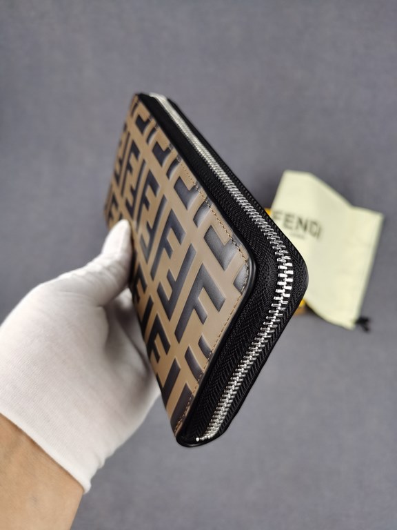 Brand FENDIDescription silkscreen single pullItem No. 868568Color black   brownSize 19.510.53Material imported head layer nappa cowhide leather, black sheepskin lining, delicate feelFENDI zipper wallet Introduction sprin