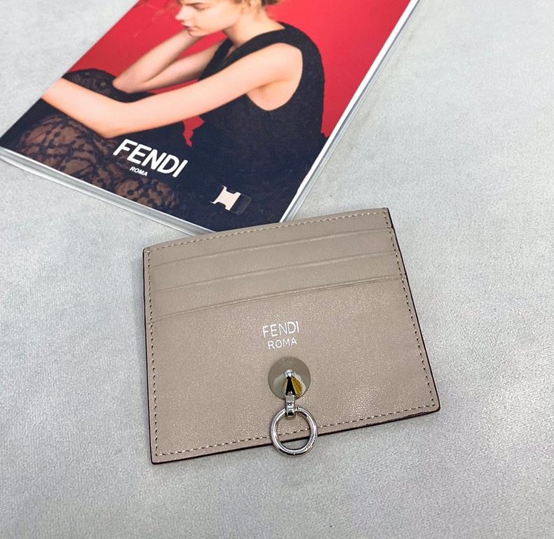 Flat card holder in calf leather, metal rings and chic conical rivets allow the holder to be attached to a handbag or a small charm, with a central compartment and 6 card slots. 18F (box gift bag)Model No. 0269