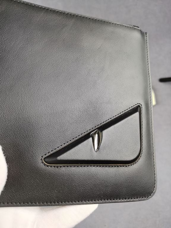 Brand FENDIModel Black Eye ClutchItem No. 168568Color BlackSize 30202Material imported nappa leather  FENDI pouch Fendi handbag   super explosive models come to pull, the first layer of imported Napa cowhide hand-stitche