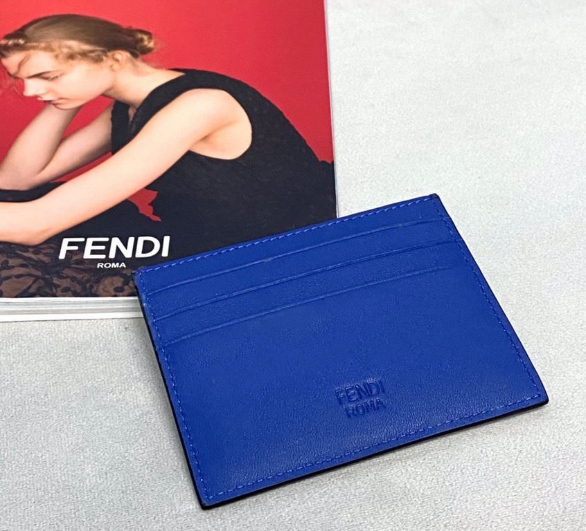 F Family 0234SL9 card holder in calf leather with three layers. Palladium finish and metal appliqués inspired by the speechless expression. Slim and compact, easy to carry. (Boxed gift bag)